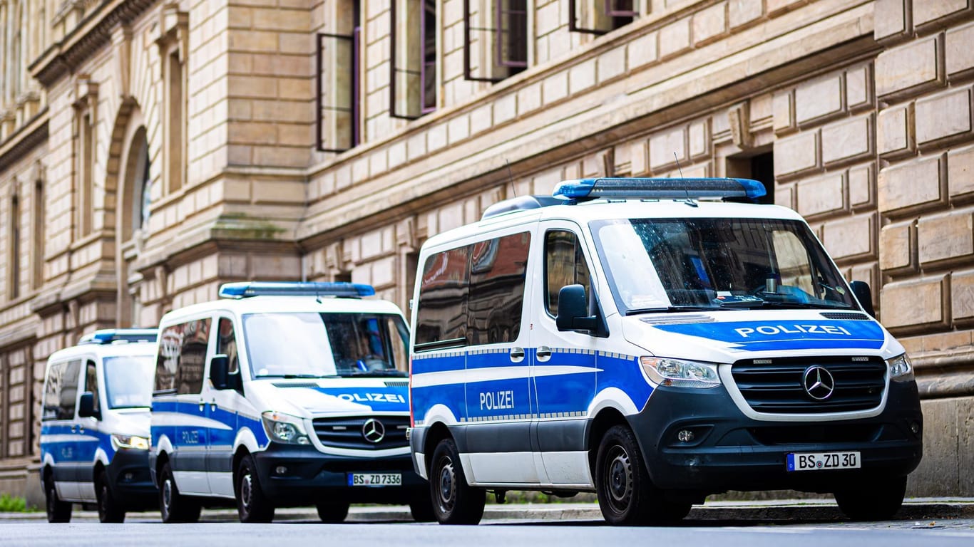 Einsatzfahrzeuge der Polizei stehen vor dem Landgericht Braunschweig. Winterkorn muss sich wegen des Verdachts des Betruges, der Falschaussage und der Marktmanipulation verantworten.