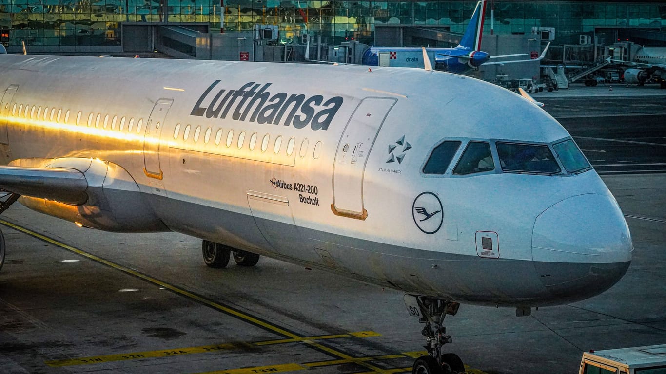 Lufthansa-Maschine in Frankfurt (Symbolfoto): Der Flug nach Peking wird laut eines Berichts eingestellt.