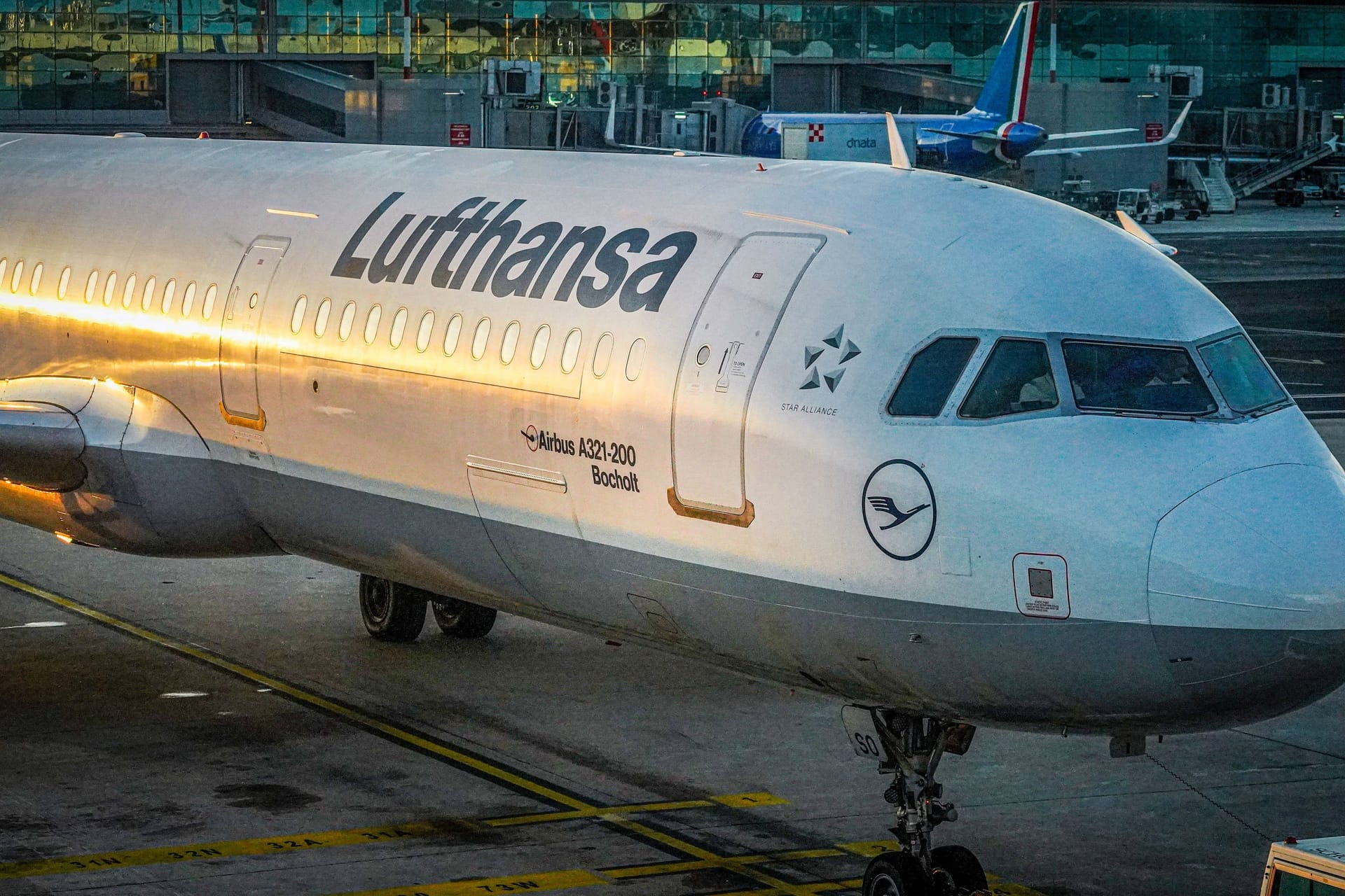 Lufthansa-Maschine in Frankfurt (Symbolfoto): Der Flug nach Peking wird laut eines Berichts eingestellt.