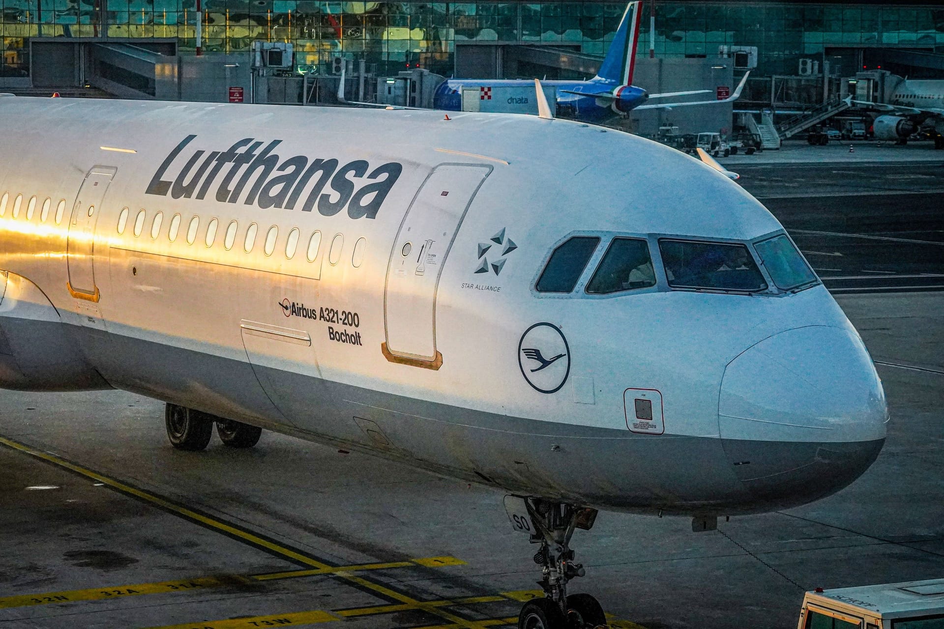 Lufthansa-Maschine in Frankfurt (Symbolfoto): Der Flug nach Peking wird laut eines Berichts eingestellt.