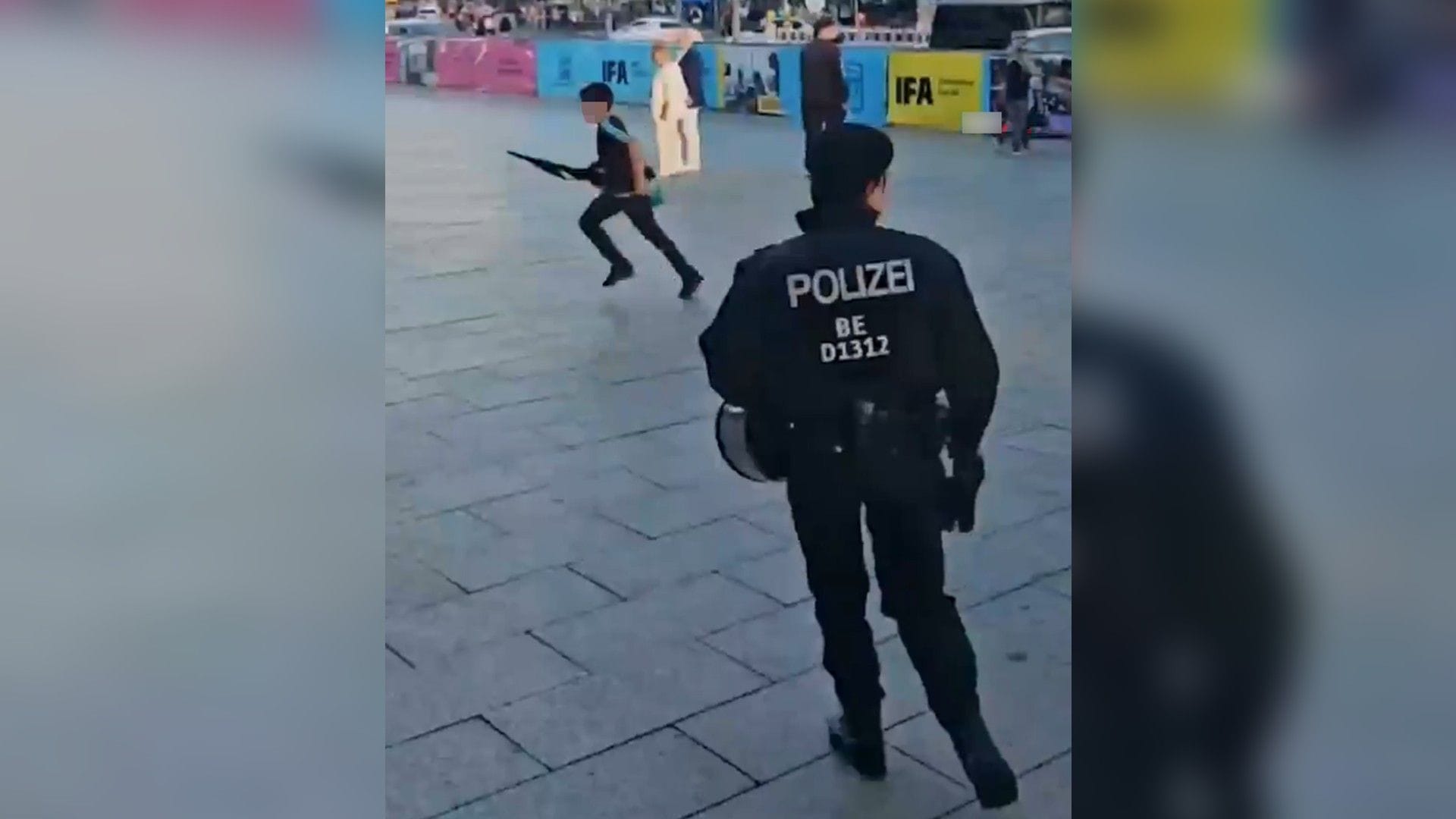 Eine Szene aus dem Video: Der Junge rennt vor der Berliner Polizei davon.