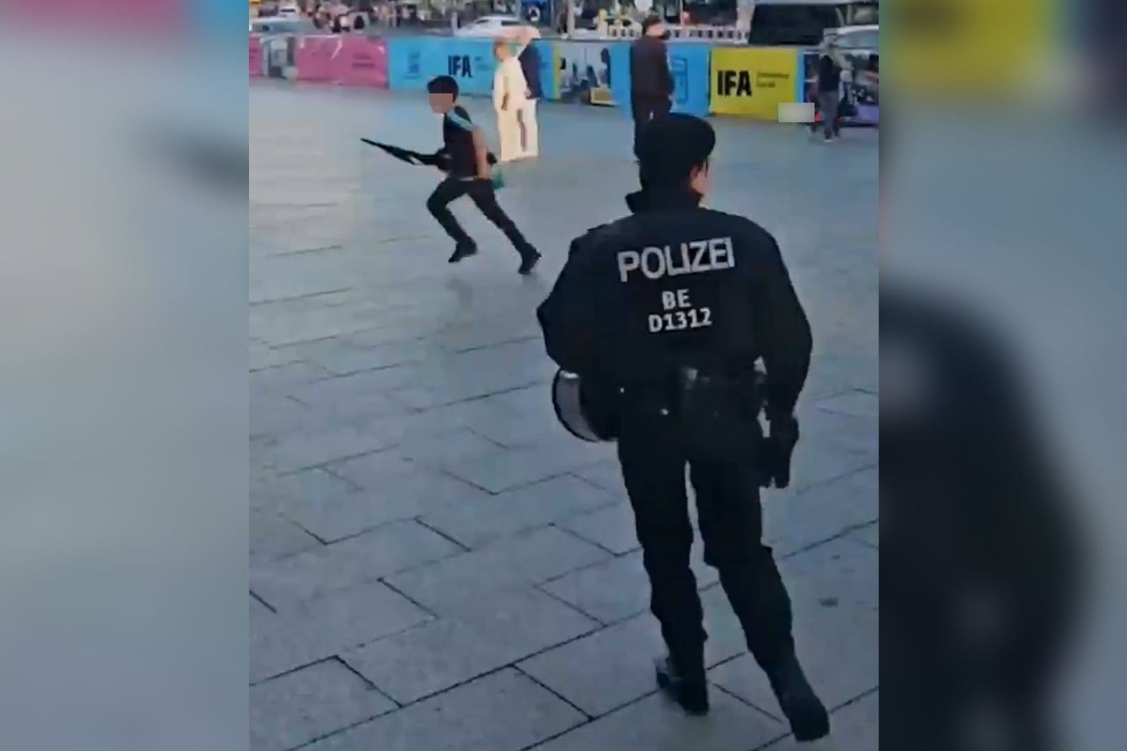 Eine Szene aus dem Video: Der Junge rennt vor der Berliner Polizei davon.