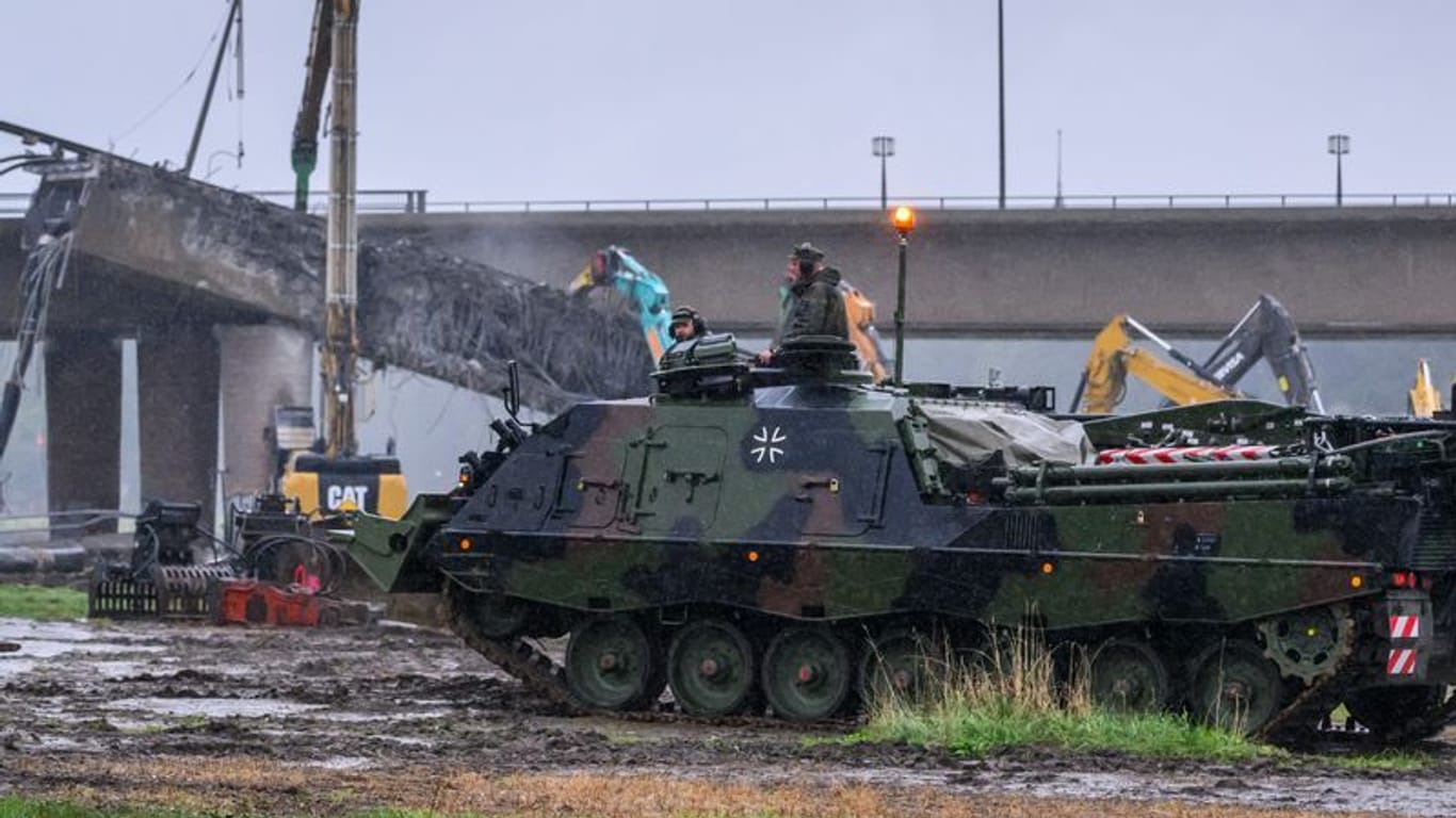 Ein Bergepanzer 3 der Bundeswehr, auch "Büffel" genannt, steht vor der eingestürzten Carolabrücke.