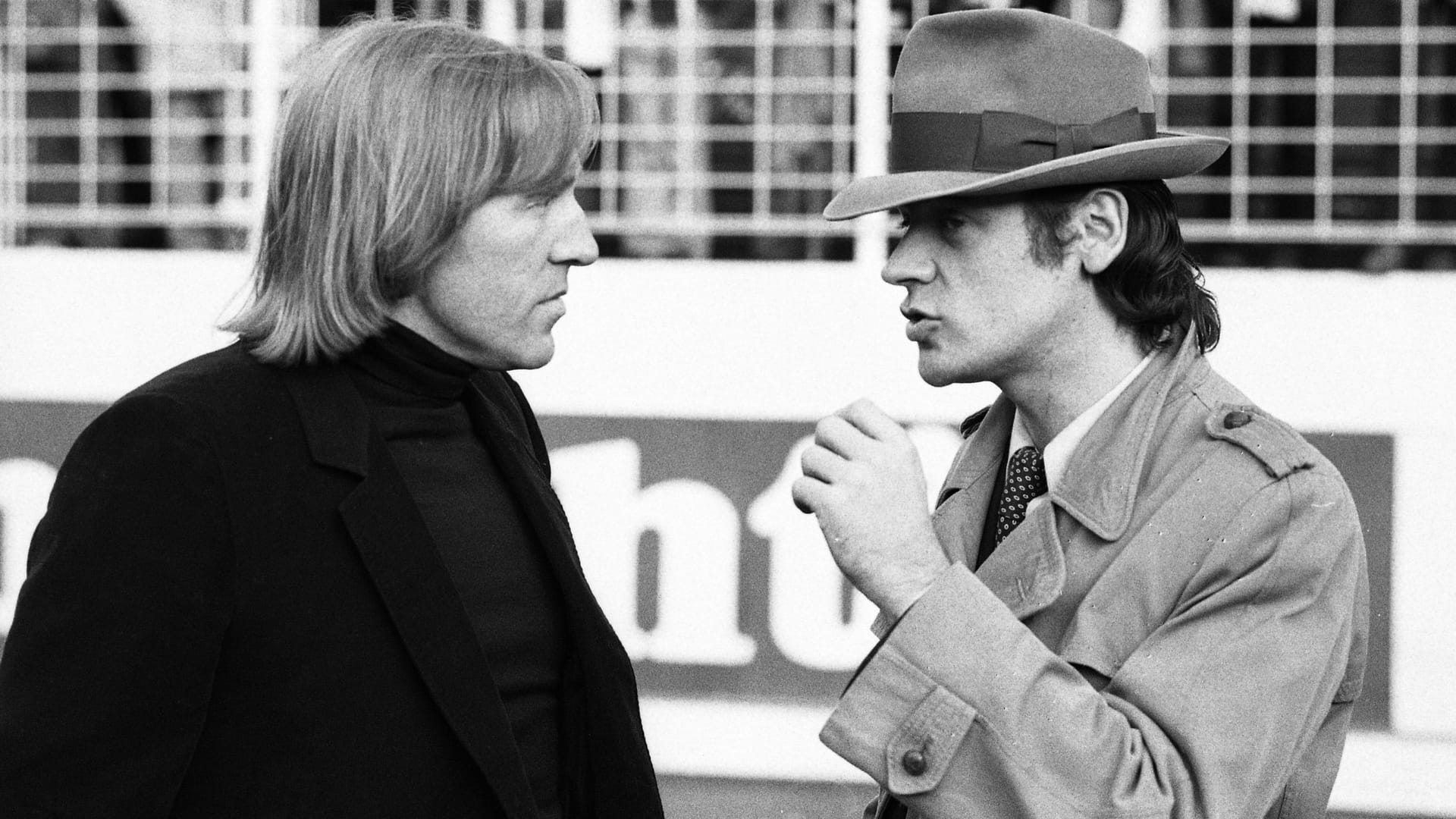 Legenden im Gespräch (Archivbild): HSV-Manager Günter Netzer unterhält sich im Stadion mit "Panikrocker" Udo Lindenberg.