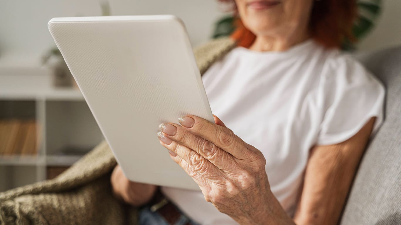 Eine ältere Frau bedient ein Tablet (Symbolbild): Opfer und Täter lernten sich im Internet kennen.