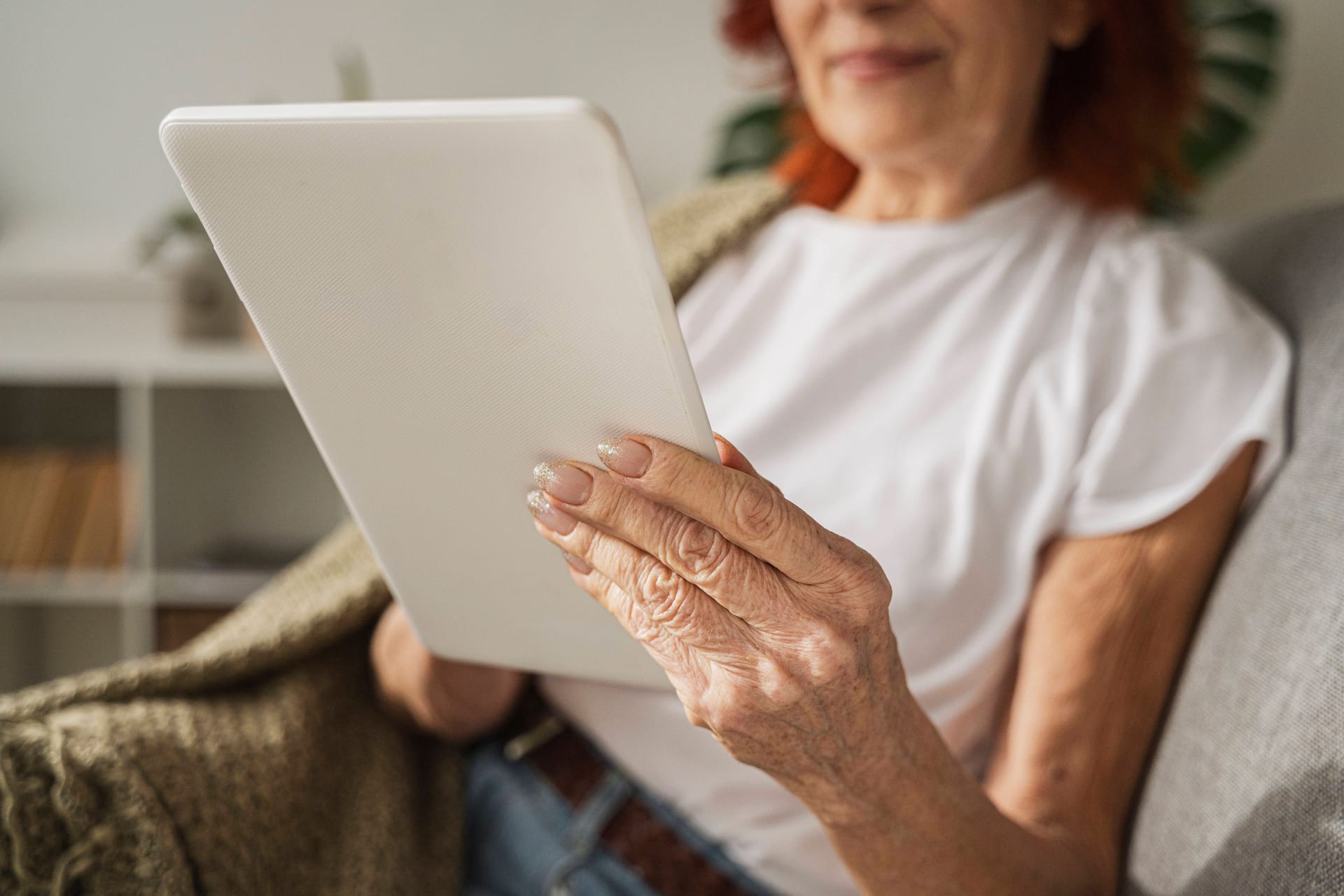 Eine ältere Frau bedient ein Tablet (Symbolbild): Opfer und Täter lernten sich im Internet kennen.