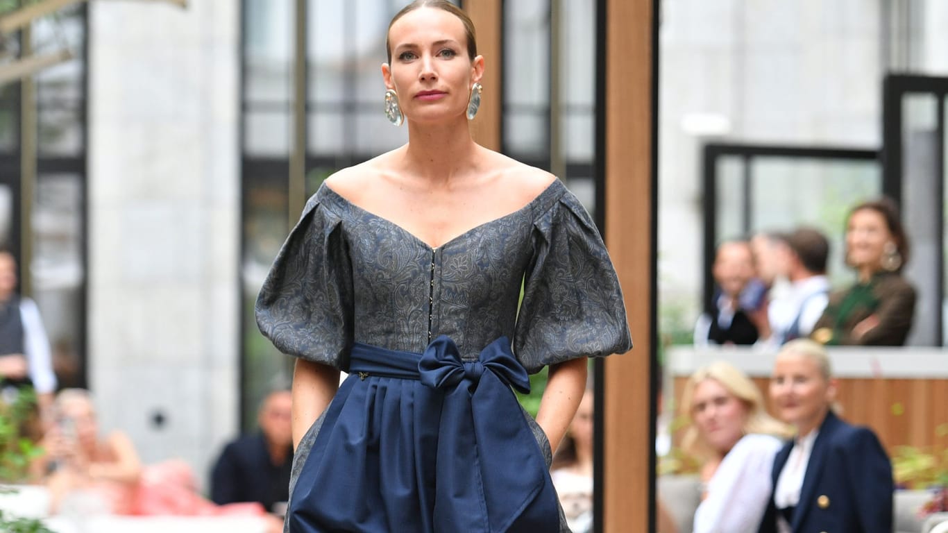 Elegant und glamourös sehen die Dirndl der Saison 2024 aus. Nicht zu allen braucht es eine Bluse.