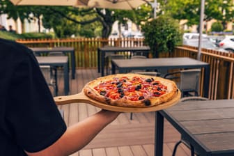 Eine Pizza (Archivbild): In Berlin soll eine Person eine Pizzeria um mehrere Zehntausend Euro betrogen haben.