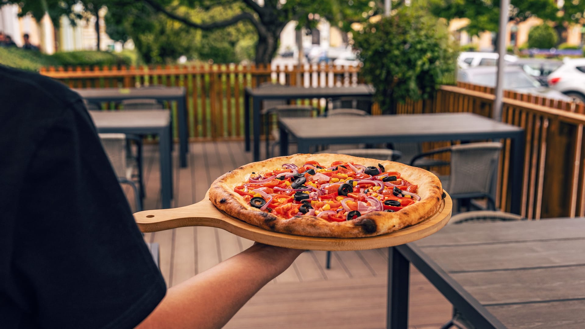 Eine Pizza (Archivbild): In Berlin soll eine Person eine Pizzeria um mehrere Zehntausend Euro betrogen haben.