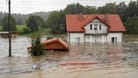 Ein überflutetes Haus: Der polnische Fluss Biala Ladecka ist übergelaufen. Nun dringt auch Wasser aus einem gebrochenen Staudamm in das Gewässer.