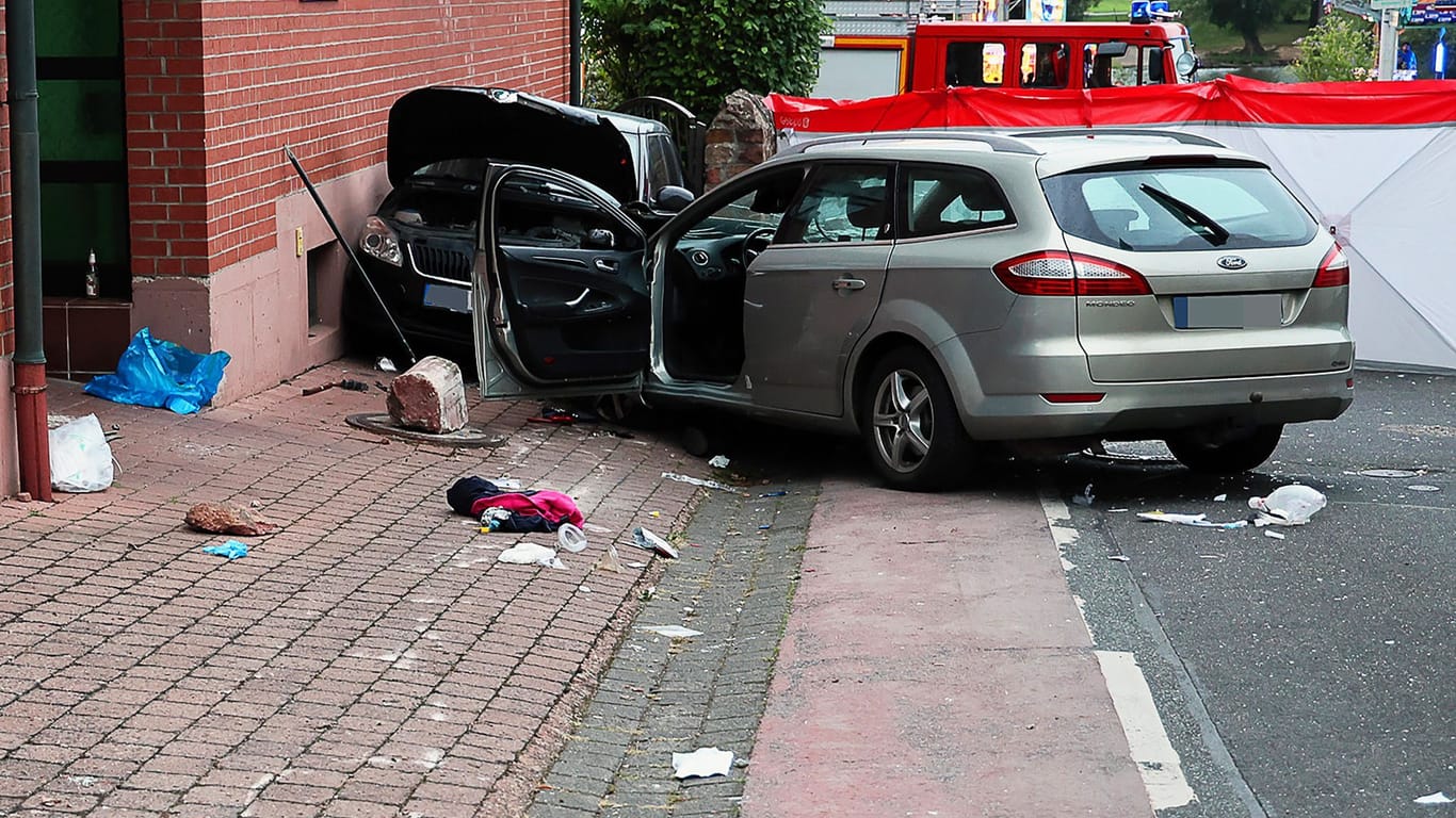 Wagen fährt in Personengruppe in Großwallstadt