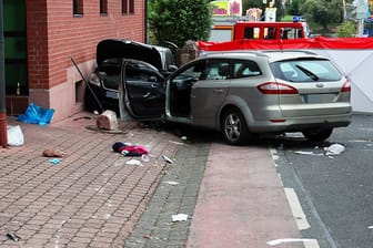 Wagen fährt in Personengruppe in Großwallstadt