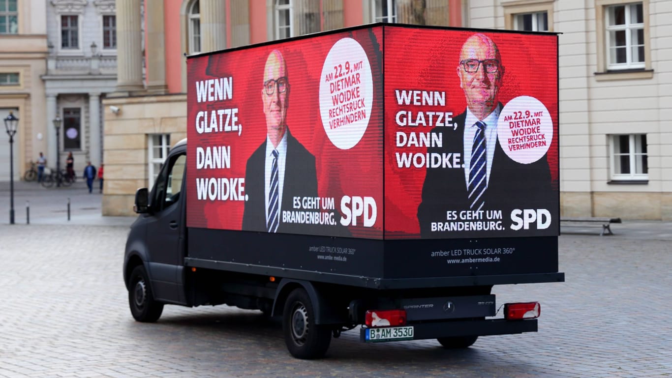 "Wenn Glatze, dann Woidke": Wahlkampfbus der SPD Brandenburg.