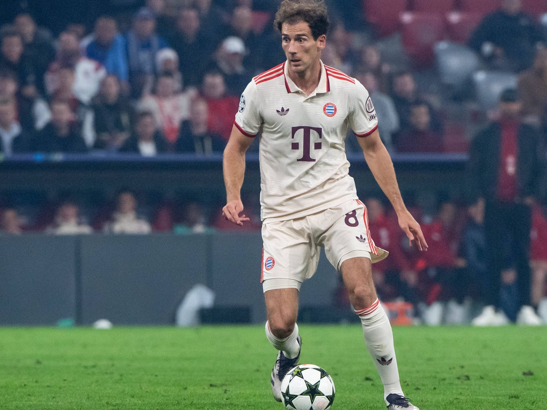 Leon Goretzka (ab 81.): Nachdem er in Kiel noch aus dem Kader geflogen war, bekam er immerhin wieder ein paar Spielminuten. Bayerns Edel-Reservist nutzte die, um mit einem feinen Kopfballtor auf sich aufmerksam zu machen. Note 2