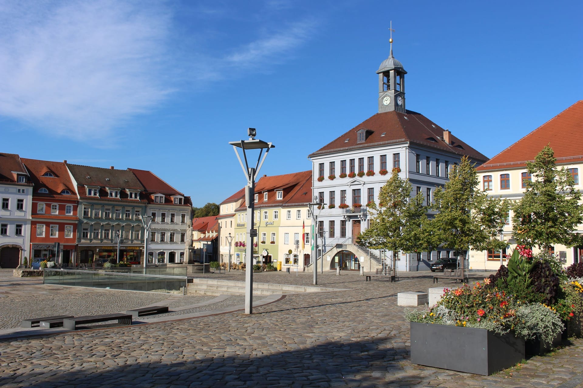 Das Rathaus Bischofswerda auf dem Altmarkt zählt zu den Sehenswürdigkeiten der Stadt: Die Kreisstadt in der Oberlausitz liegt im Wahlkreis Bautzen 1.