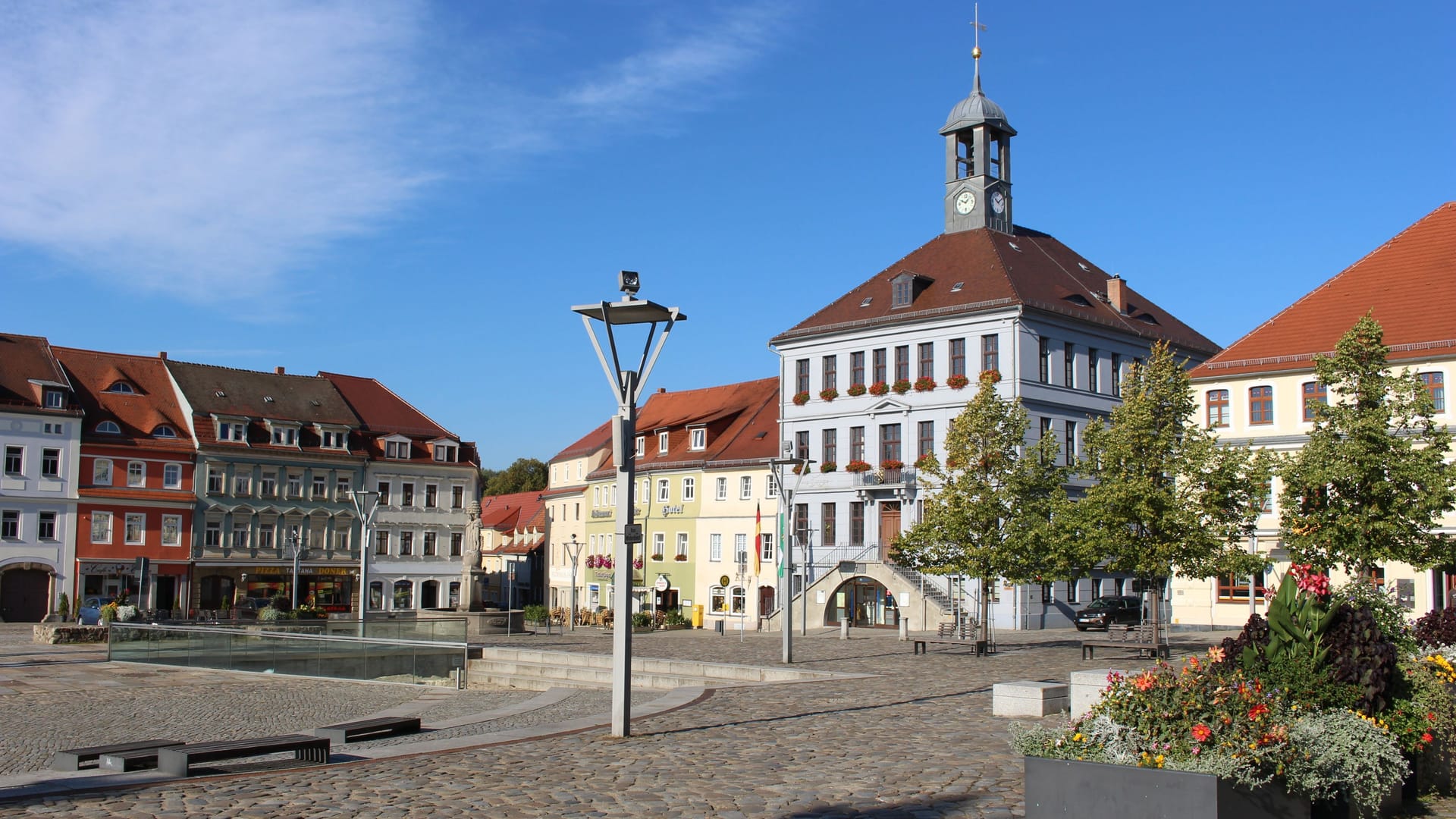 Das Rathaus Bischofswerda auf dem Altmarkt zählt zu den Sehenswürdigkeiten der Stadt: Die Kreisstadt in der Oberlausitz liegt im Wahlkreis Bautzen 1.