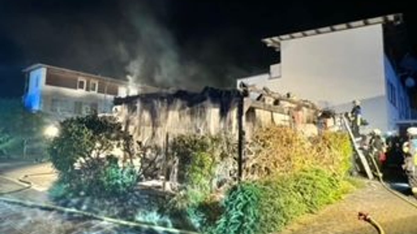 Ein Carport geht in Flammen auf: Bei einem Einsatz in Nürnberg wurde eine Polizistin leicht mit einer Rauchvergiftung verletzt.