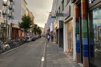 Die Kölner Ehrenstraße (Archivbild): Das Kölner Modelabel Oace hat auf der beliebten Einkaufsstraße einen Pop-Up-Store eröffnet.