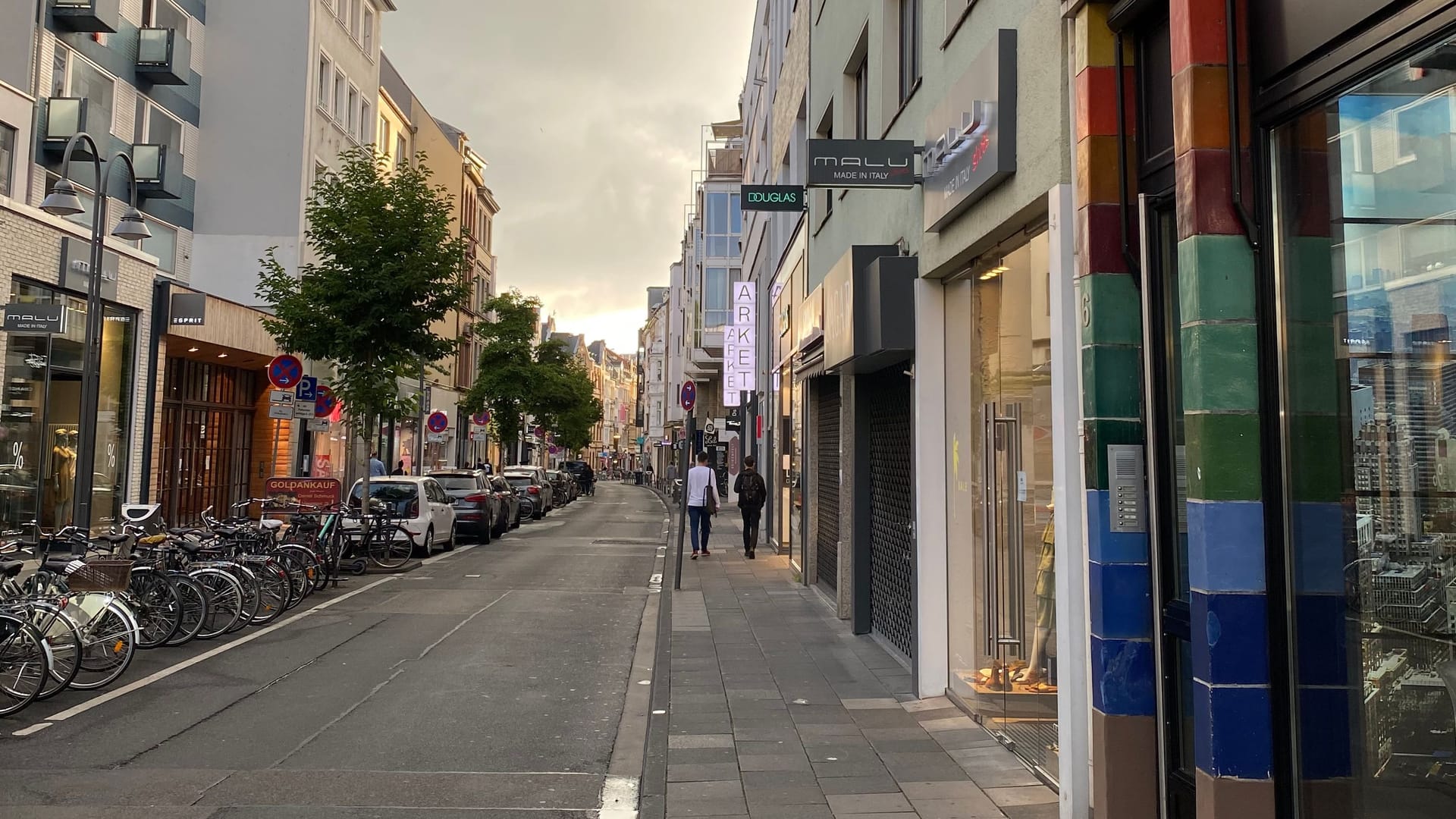 Die Kölner Ehrenstraße (Archivbild): Das Kölner Modelabel Oace hat auf der beliebten Einkaufsstraße einen Pop-Up-Store eröffnet.