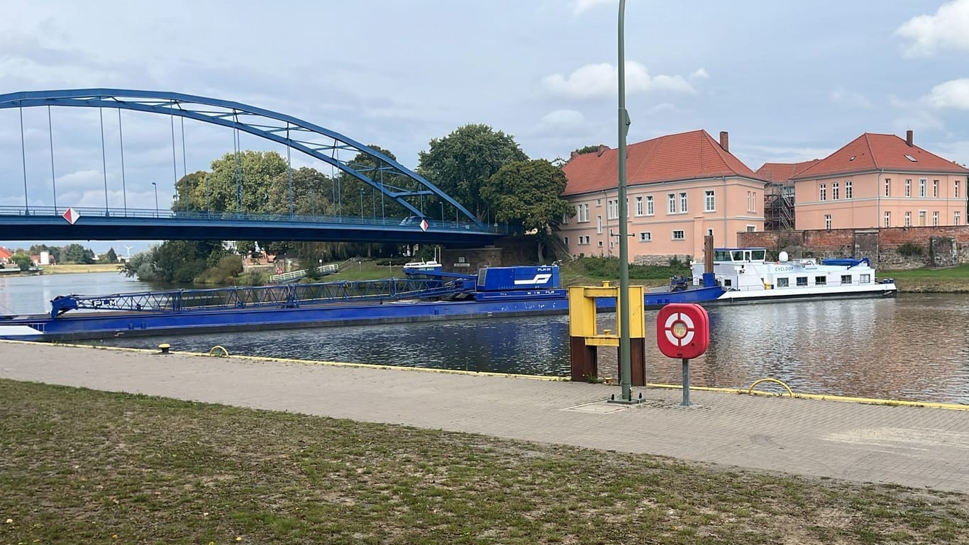 Das Binnenschiff verstopfte über Stunden die Weser bei Hoya. Gegen den Kapitän wurde ein Ermittlungsverfahren eingeleitet.