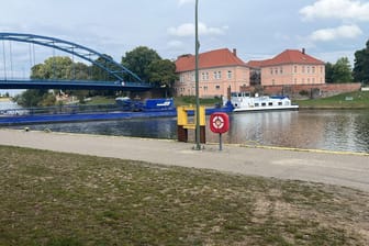 Das Binnenschiff verstopfte über Stunden die Weser bei Hoya. Gegen den Kapitän wurde ein Ermittlungsverfahren eingeleitet.