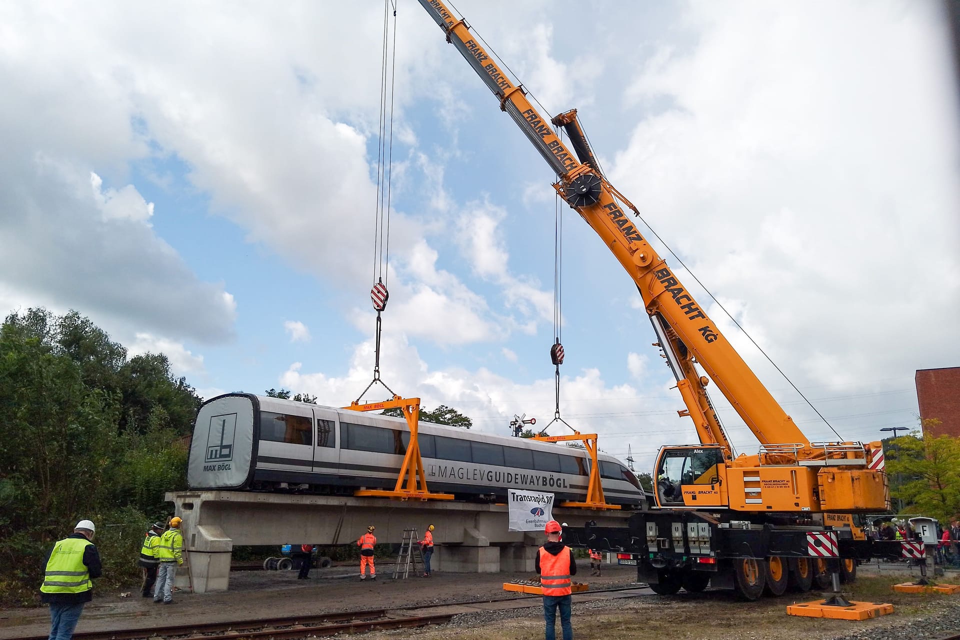 Transrapid in der Luft: Der Schwertransport zog am Mittwochmorgen zahlreiche Schaulustige vor das Museum.