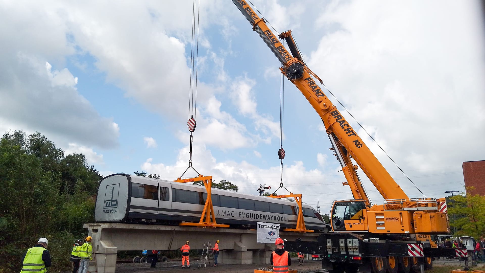 Transrapid in der Luft: Der Schwertransport zog am Mittwochmorgen zahlreiche Schaulustige vor das Museum.