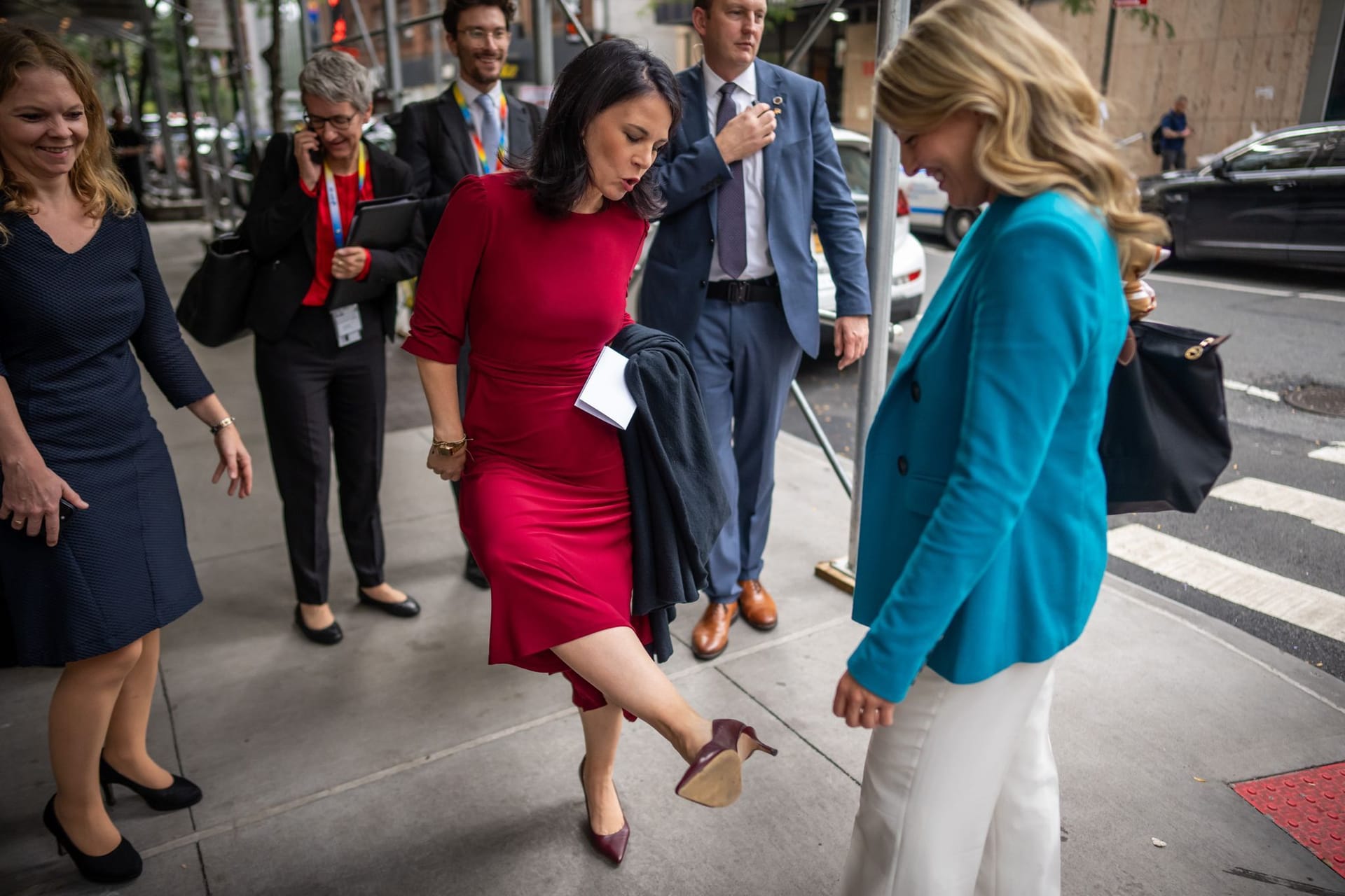 New York: Annalena Baerbock zeigt ihren Schuh vor einem bilateralen Gespräch mit ihrer Amtskollegin aus Kanada, Melanie Joly.