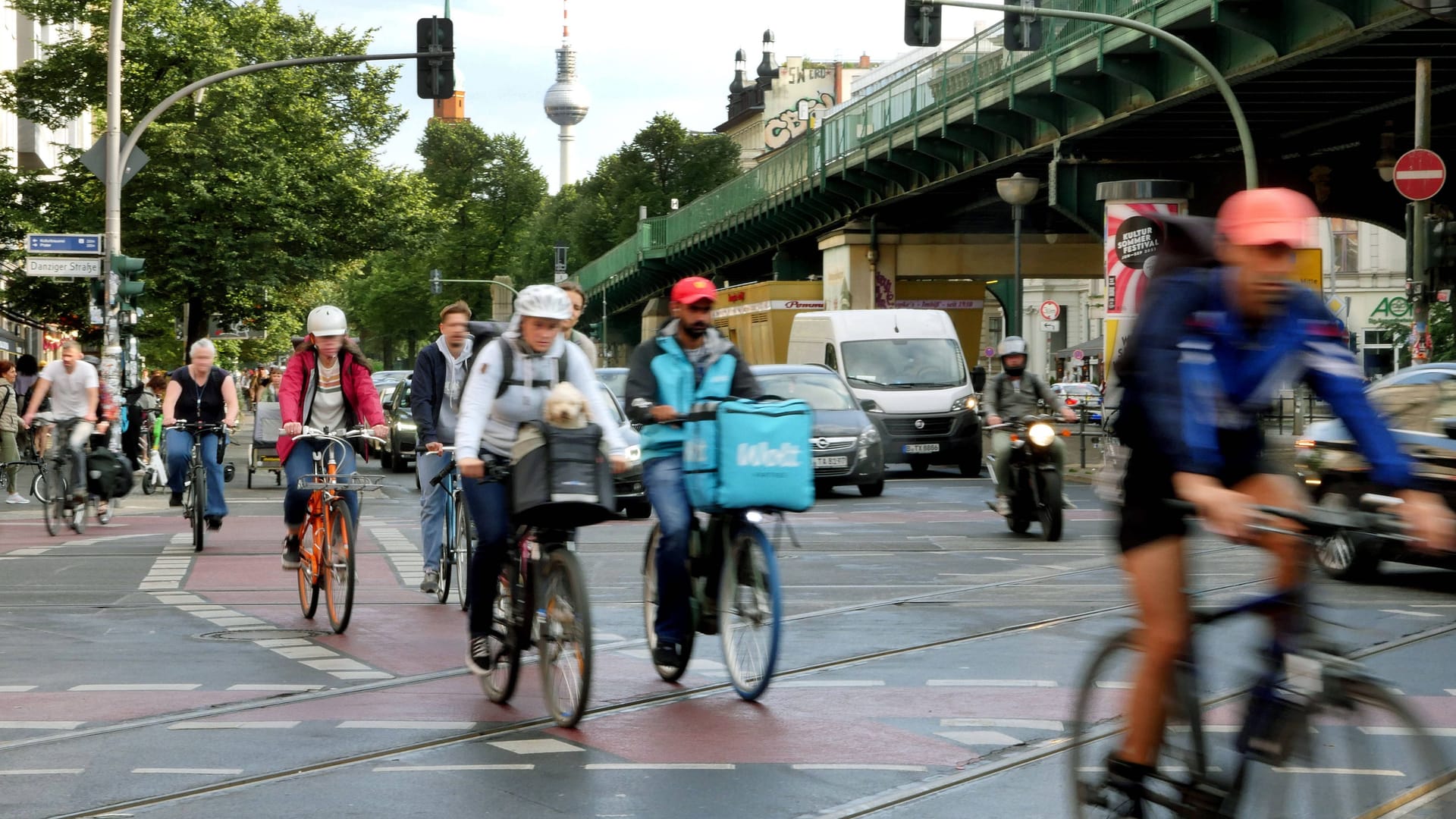 Gefährliches Pflaster: Radfahrer überqueren die Kreuzung Danziger Straße/Schönhauser Allee in Berlin.