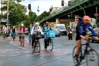 Gefährliches Pflaster: Radfahrer überqueren die Kreuzung Danziger Straße/Schönhauser Allee in Berlin.