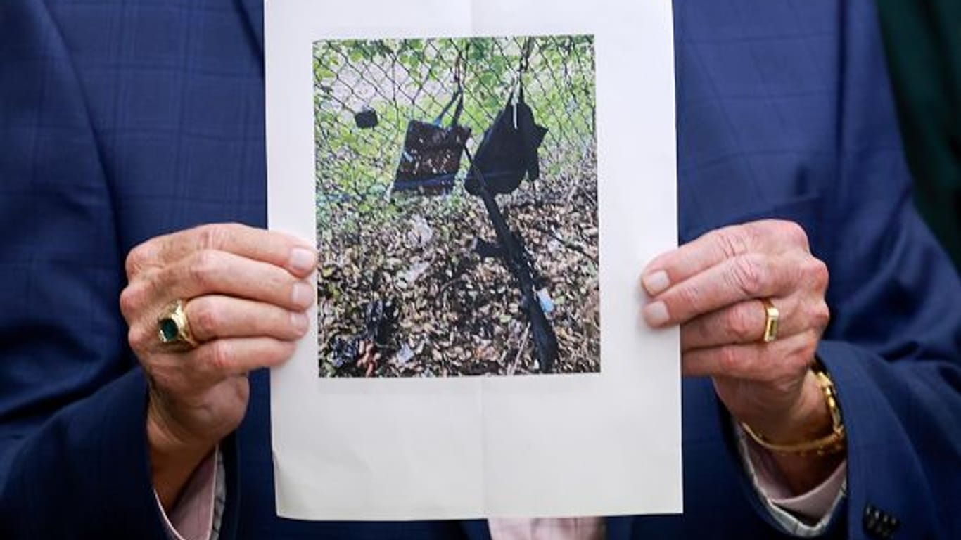 Ric Bradshaw, Sheriff von Palm Beach County, hält bei einem Pressetermin Beweisfotos vom Tatort in der Hand.