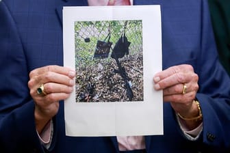 Ric Bradshaw, Sheriff von Palm Beach County, hält bei einem Pressetermin Beweisfotos vom Tatort in der Hand.