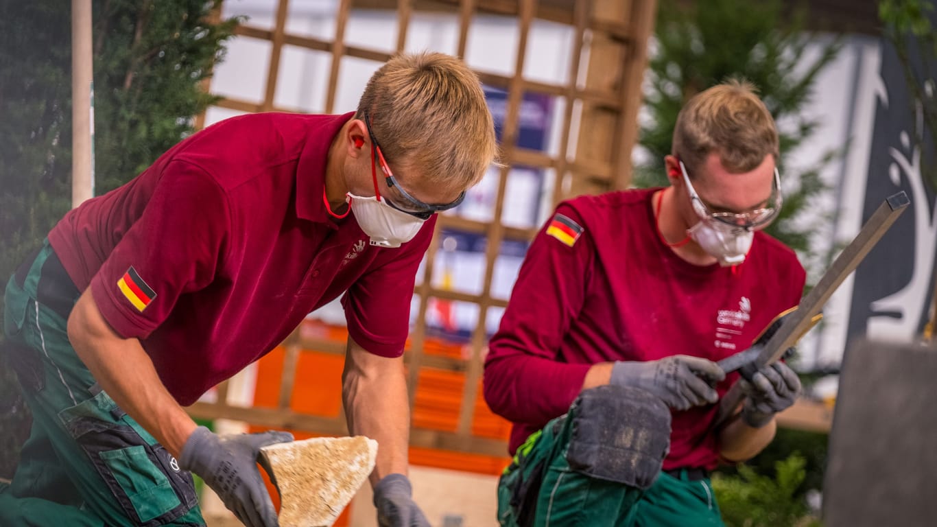 Zweiter Wettkampftag bei den WorldSkills: Landschaftsgärtner Theo Kleinstäuber und Anton Schimeck aus Dresden bei der Arbeit.