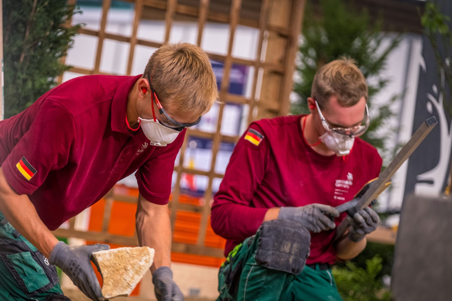 Zweiter Wettkampftag bei den WorldSkills: Landschaftsgärtner Theo Kleinstäuber und Anton Schimeck aus Dresden bei der Arbeit.