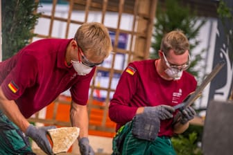 Zweiter Wettkampftag bei den WorldSkills: Landschaftsgärtner Theo Kleinstäuber und Anton Schimeck aus Dresden bei der Arbeit.