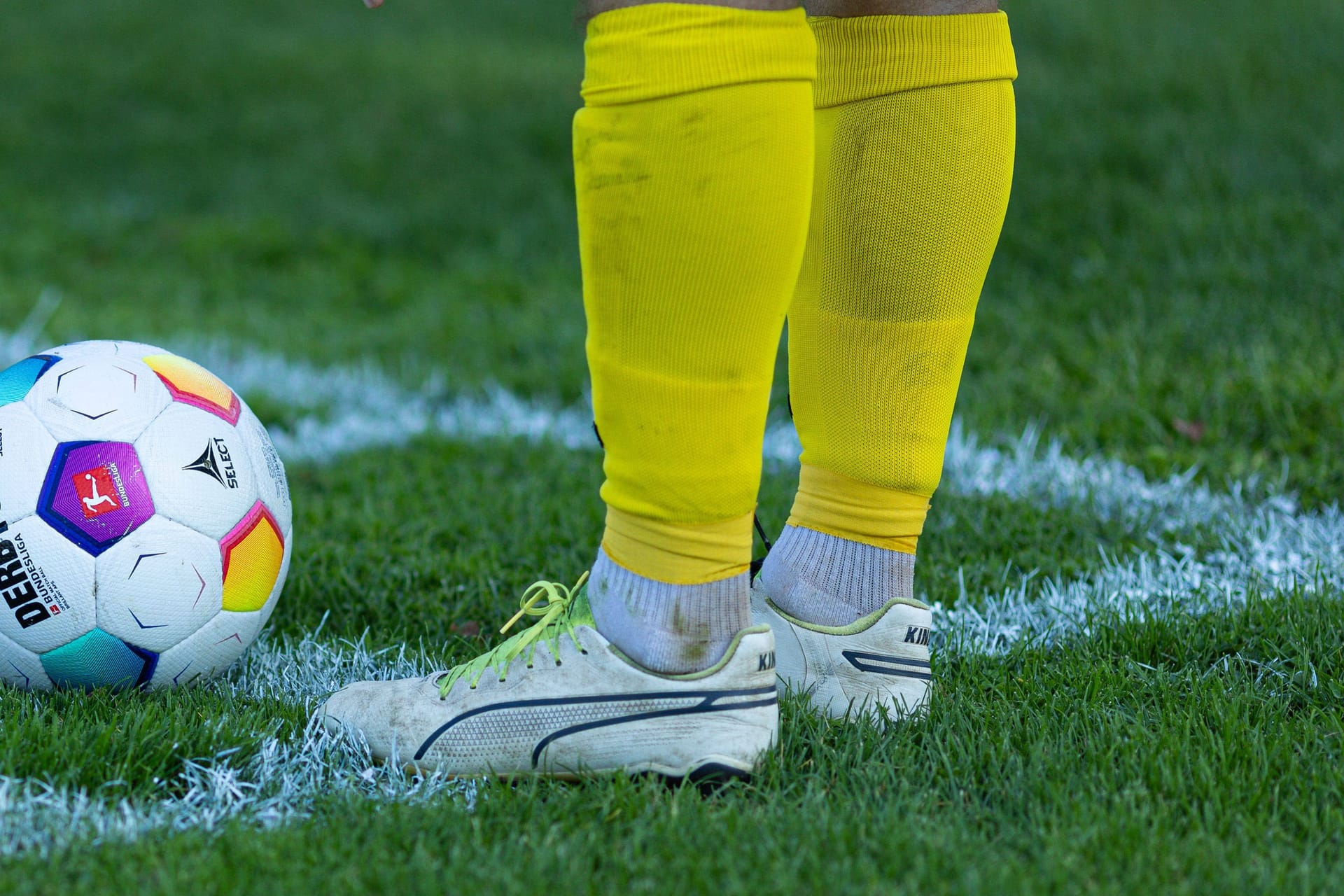 Fußballer legt sich den Ball hin (Symbolbild): Die Staatsanwaltschaft Frankfurt am Main wird das Verfahren gegen einen Toten einstellen.