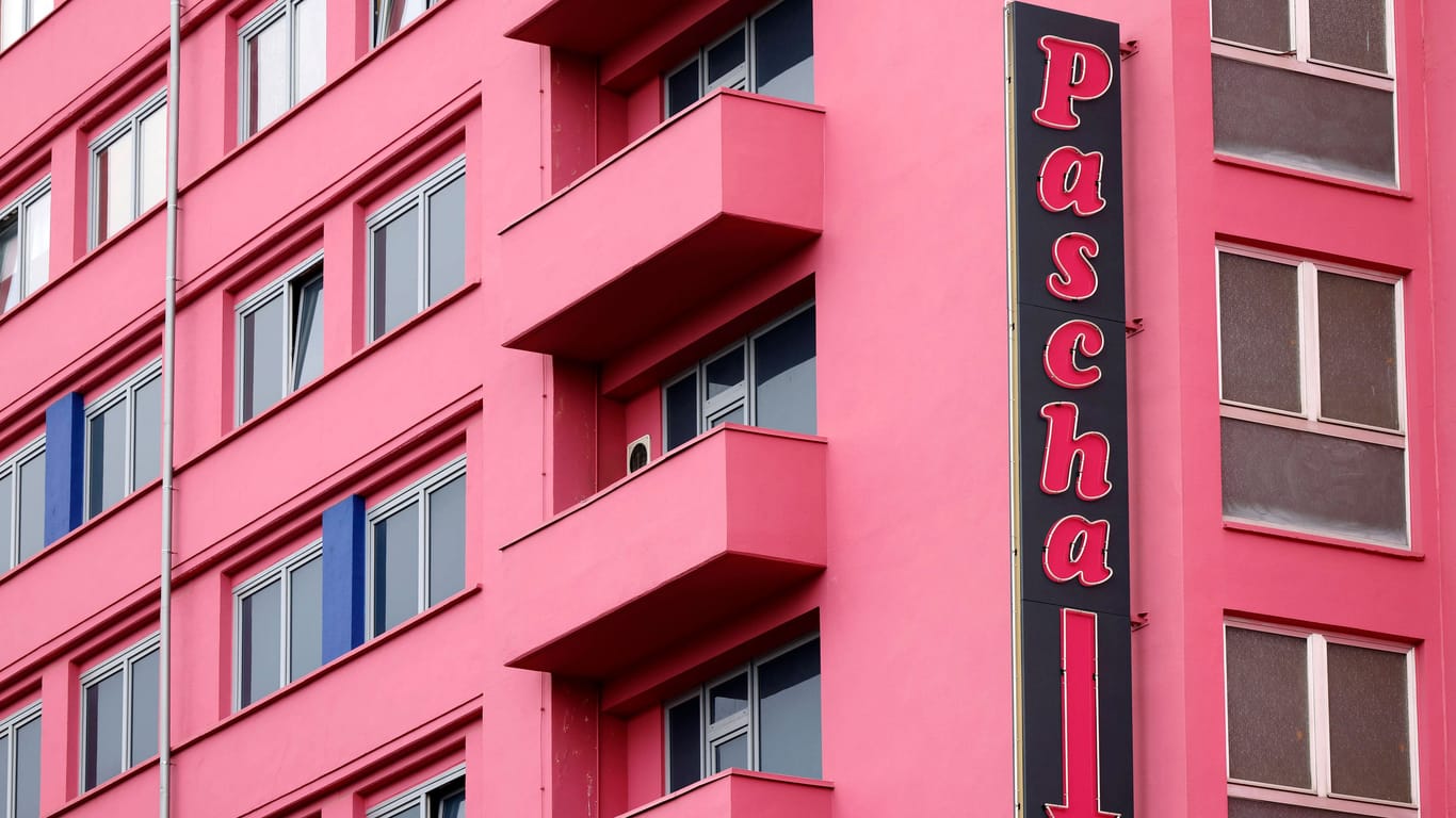 Fenster des Paschas in der Hornstraße (Symbolfoto): Das bekannte Kölner Bordell steht seit Monaten im Fokus von Ermittlungen.