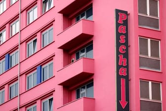 Fenster des Paschas in der Hornstraße (Symbolfoto): Das bekannte Kölner Bordell steht seit Monaten im Fokus von Ermittlungen.