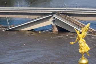 Das Hochwasser der Elbe fließt am Dienstag an der zum Teil eingestürzten Carolabrücke vorbei.