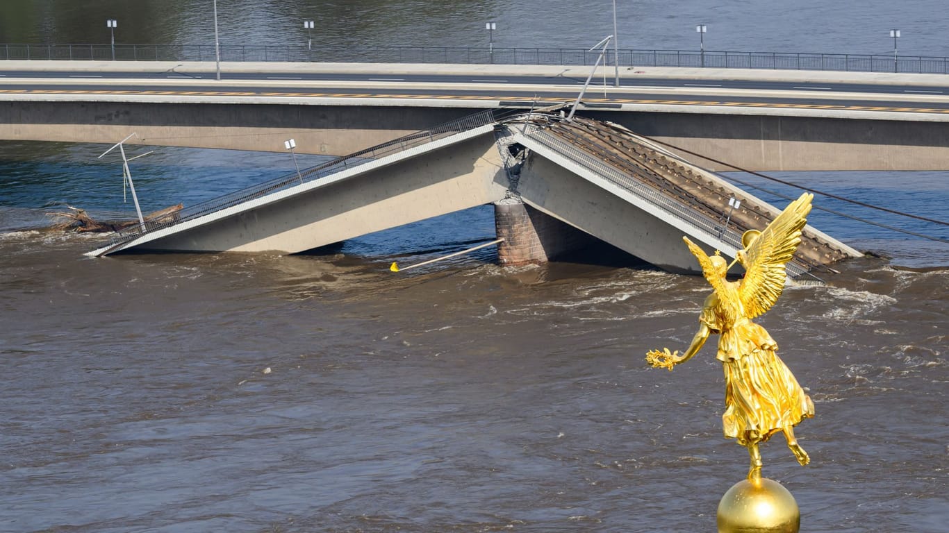 Das Hochwasser der Elbe fließt am Dienstag an der zum Teil eingestürzten Carolabrücke vorbei.