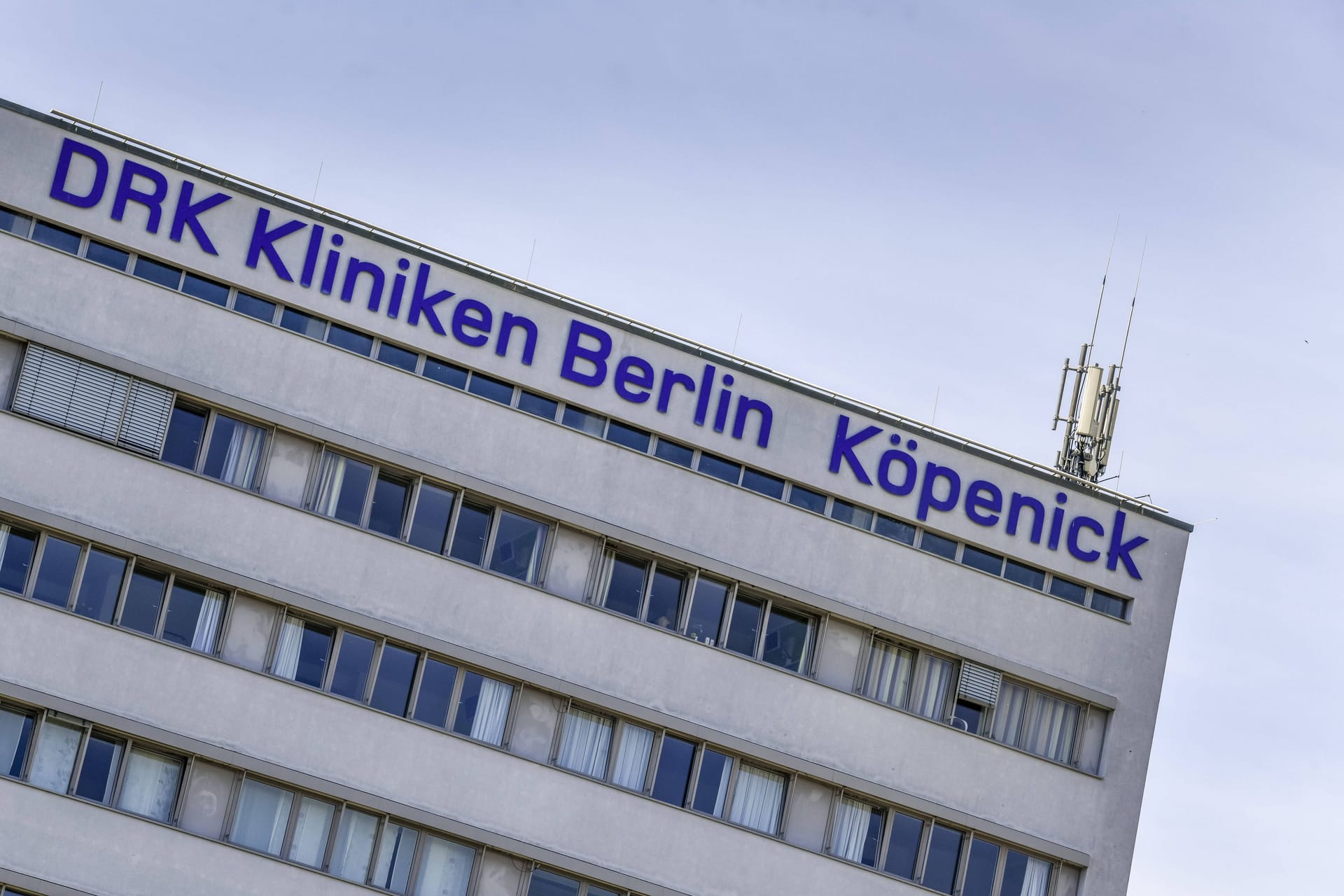 DRK Kliniken Berlin (Archivbild): Bei einem möglichen Angriff sollen die Mitarbeiter gut vorbereitet sein.