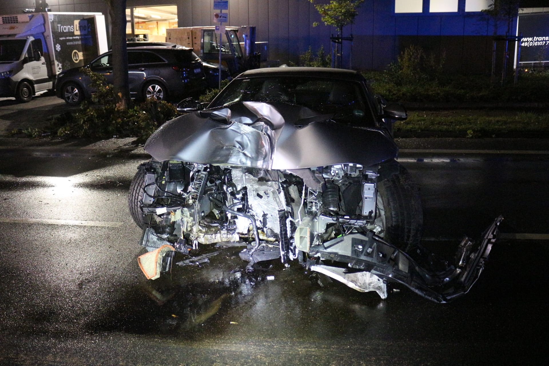 Verunglückter Jaguar in Kelsterbach: Der 23-jährige Fahrer war zuvor gegen einen Baum mit dem Auto gekracht.