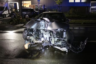 Verunglückter Jaguar in Kelsterbach: Der 23-jährige Fahrer war zuvor gegen einen Baum mit dem Auto gekracht.