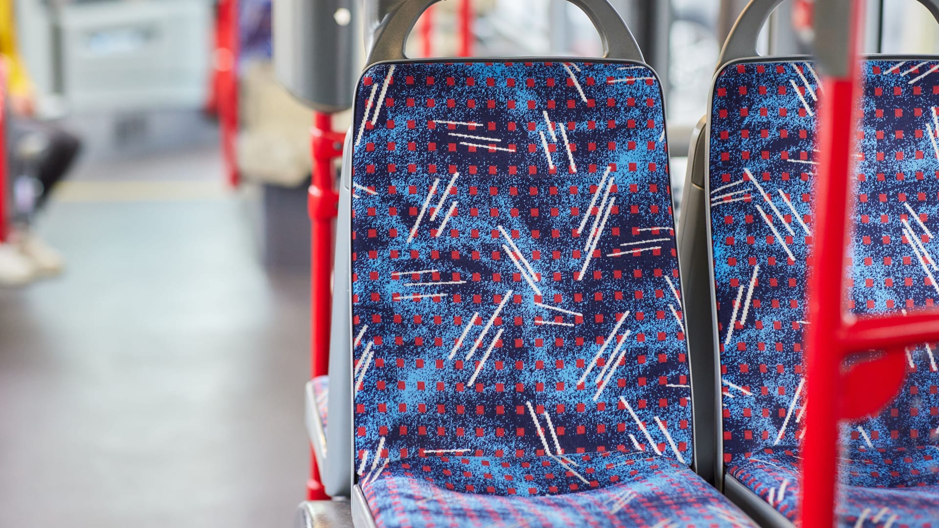 Sitze in einem Bus der ASEAG (Symbolbild): Am Weltkindertag fahren Kinder hier gratis.