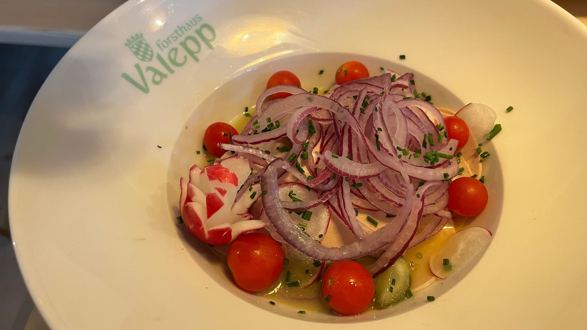 Der Wurstsalat kostet 13,50 Euro: Lieblos finde ich ihn aber nicht.