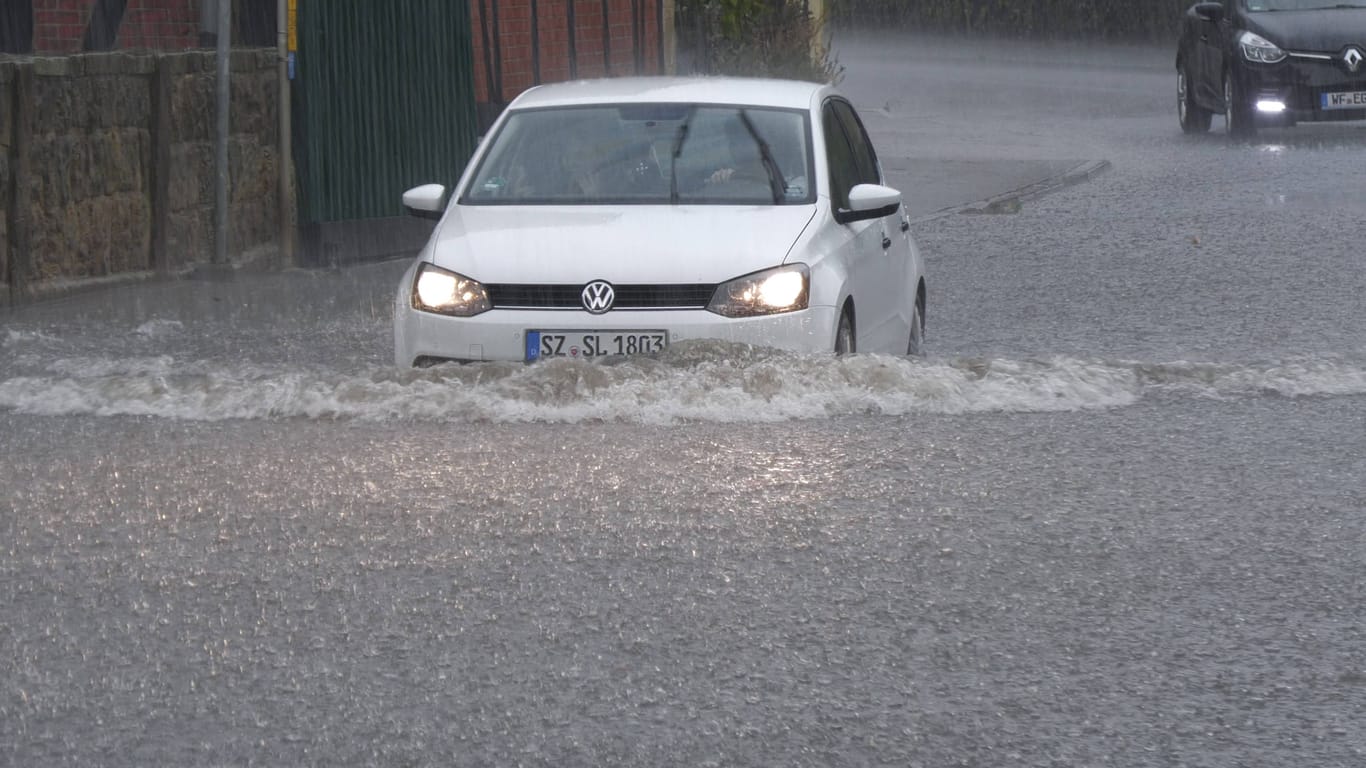 Kräftige Gewitter und Unwetter wüten seit dem Nachmittag im südlichen Niedersachsen.