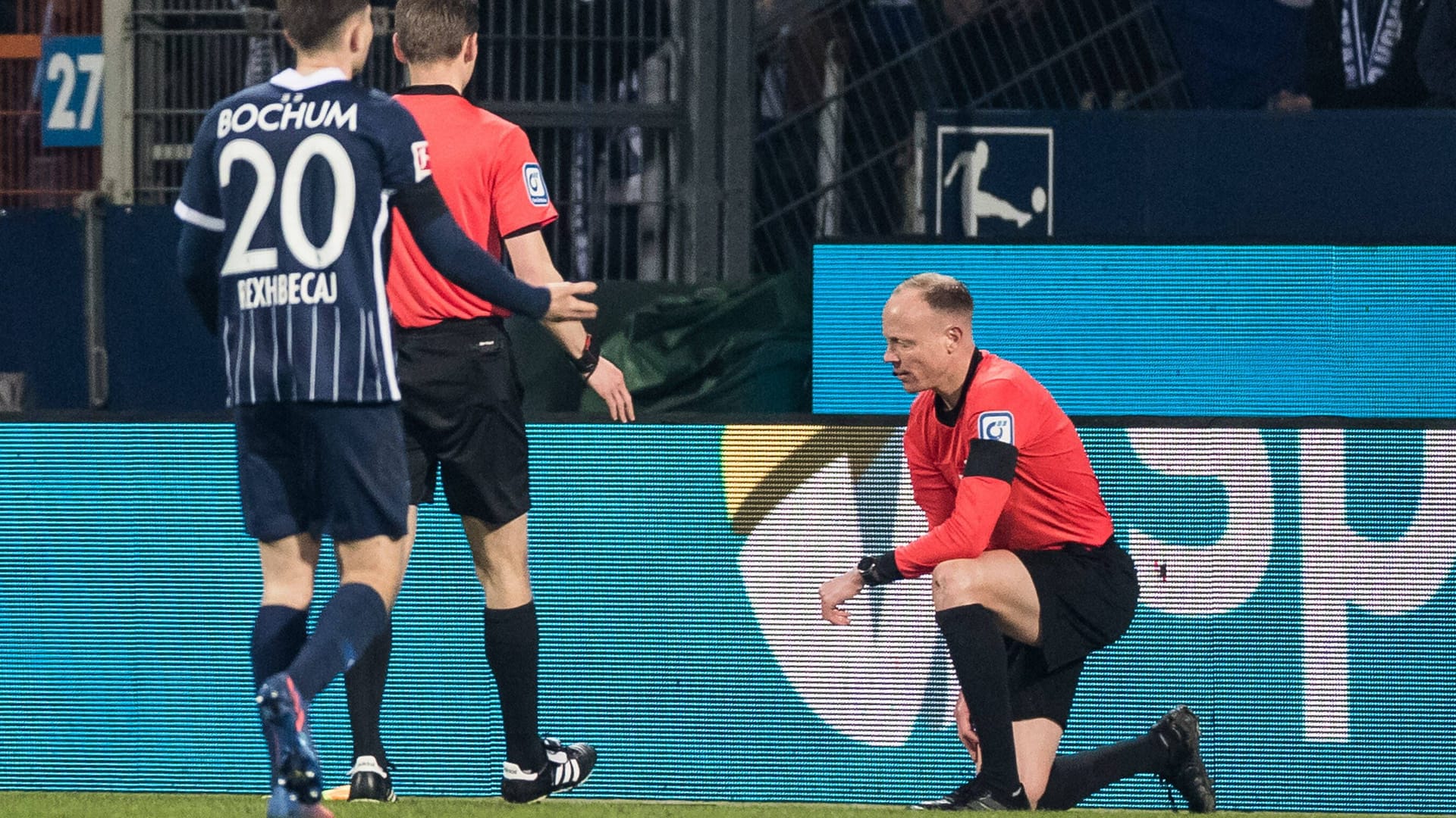 Nach dem Becherwurf: Schiedsrichter-Assistent Christian Gittelmann geht in die Knie. Nach dem Becherwurf: Schiedsrichter-Assistent Christian Gittelmann geht in die Knie.