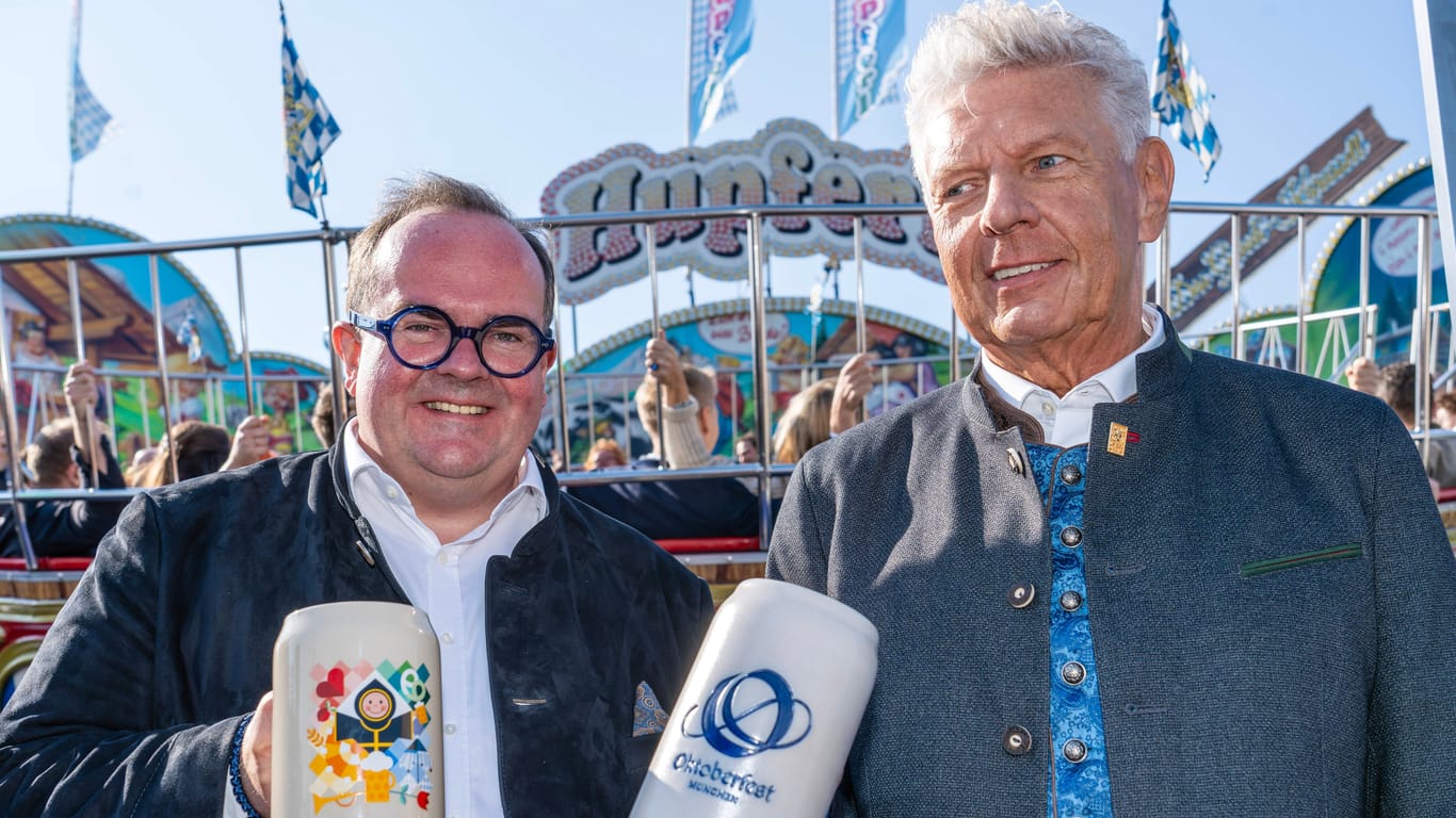 Wiesn-Chef Clemens Baumgärtner und Oberbürgermeister Dieter Reiter beim Presserundgang auf der Wiesn: Neben neuen Geschäften gibt es auch mehr Trinkbrunnen und organisatorische Änderungen.