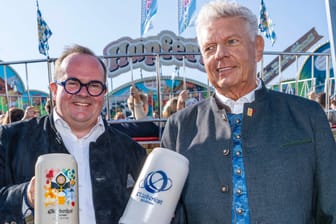 Wiesn-Chef Clemens Baumgärtner und Oberbürgermeister Dieter Reiter beim Presserundgang auf der Wiesn: Neben neuen Geschäften gibt es auch mehr Trinkbrunnen und organisatorische Änderungen.