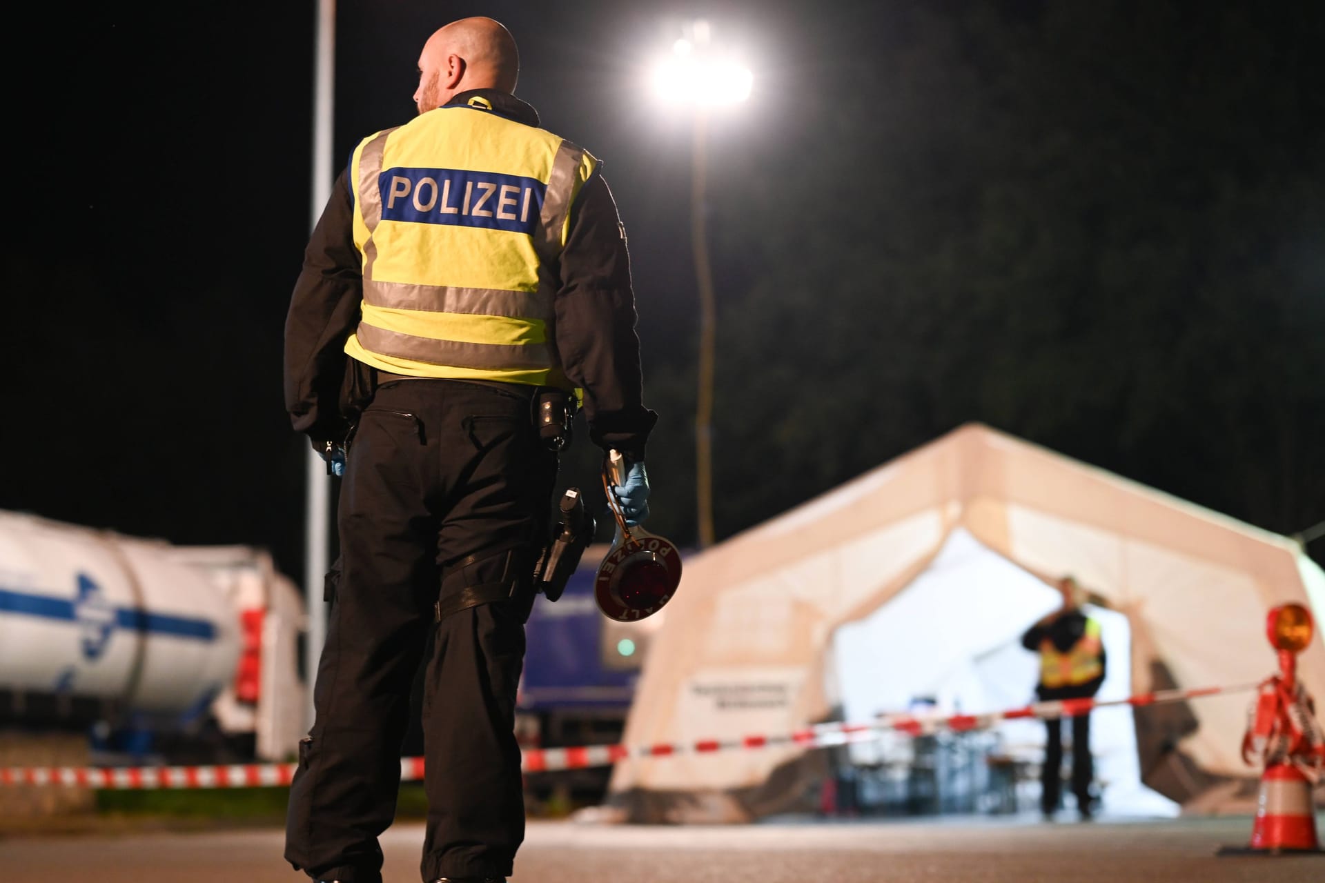 Grenzkontrolle: Männer stoppen an der Kontrollstelle nicht.